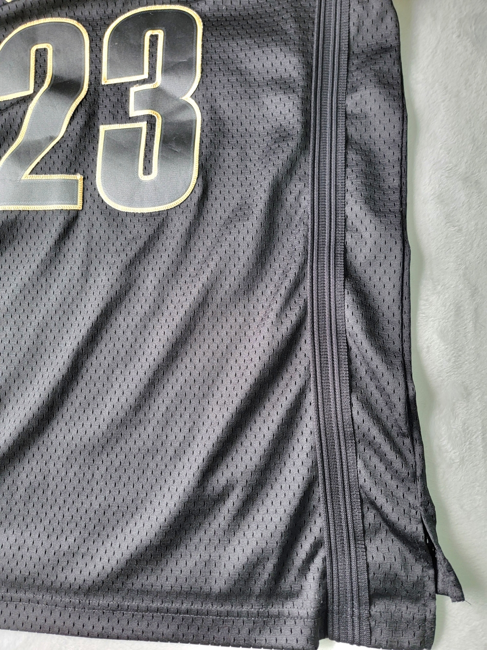 RARE ! Adidas CAVS Lebron JAMES #23 Black Gold Jersey - Picture 9 of 16